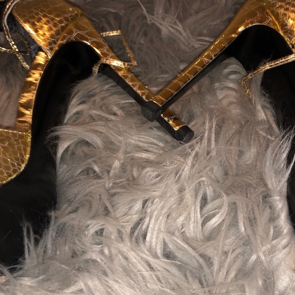 Jennifer Lee gold heels - Picture 5 of 7